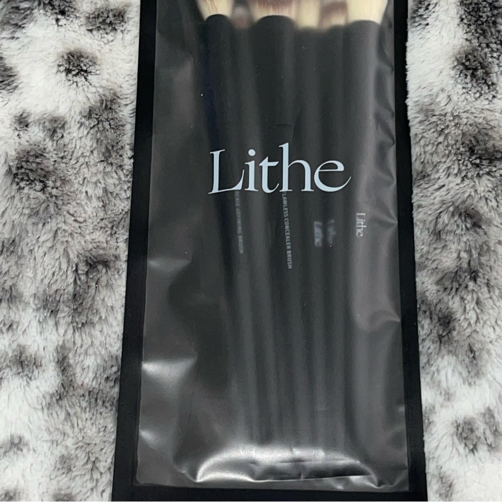 Lithe Beauty Makeup Set - Picture 3 of 6